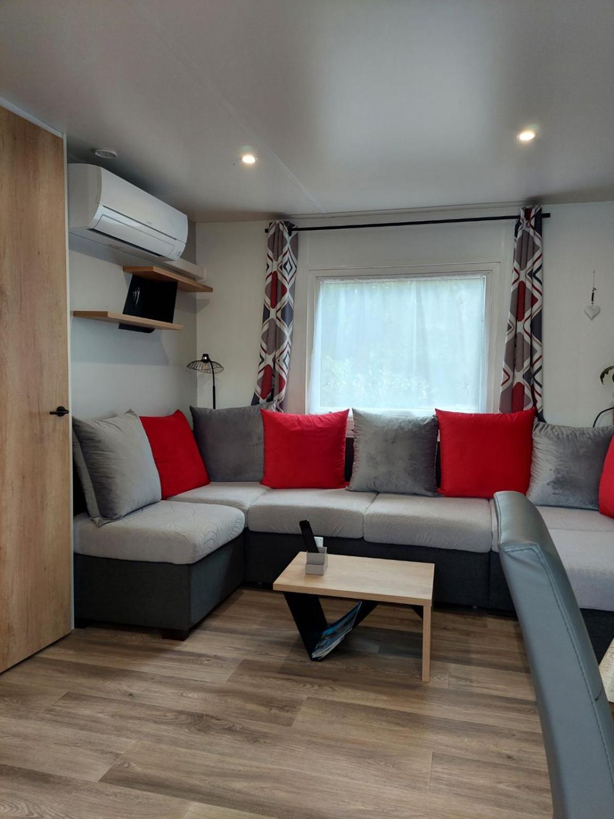 Mobil-home Spacieux Et Confortable Avec Terrasse Bien Exposee Ferienhaus *